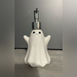 Adorable 10 strawberry Street Ghost lotion/soap dispenser